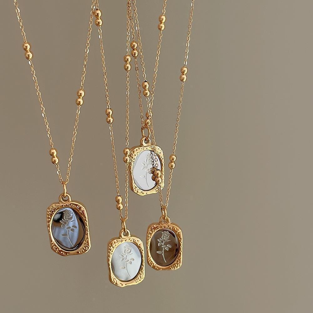 Vintage Fashion Tags - Винтажное ожерелье с гравированным кулоном в